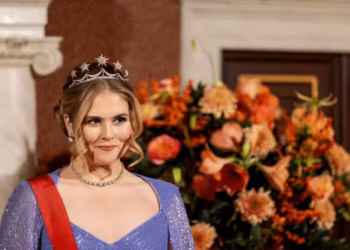 Prinses Amalia schittert in lila tijdens tweede staatsbanket