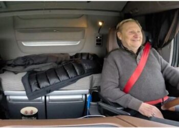 De politie houdt Oos en Silvian Kesbeke aan tijdens hun rit