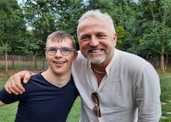 Gordon herenigd met deelnemers Down the Road: ‘Mijn schatjes weer bij elkaar!