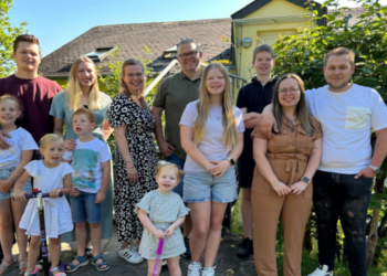 Een Huis Vol-familie Kraan in feeststemming na verrassend nieuws