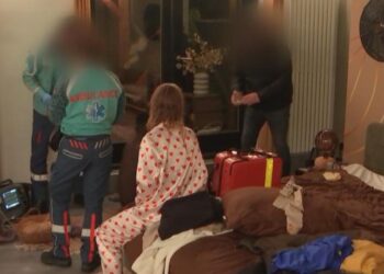 Ambulance met gierende sirenes naar de villa in Lang Leve de Liefde