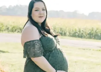 Urk!-ster Mathilde Keuter wordt moeder en deelt emotioneel nieuws