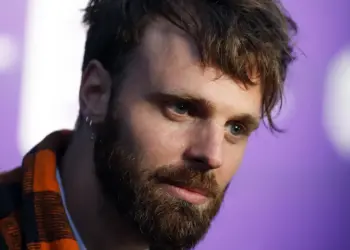 Tim Hofman legt opnieuw tv-bom: B&B Vol Liefde in gevaar!