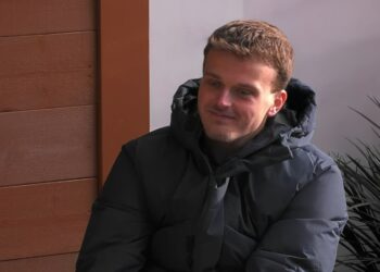 Stilte in de lucht voorbij: speciale boodschap onderweg naar Big Brother-huis