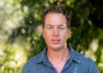 Boer Julius voelt meer dan alleen interesse in een van zijn logés