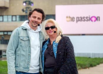 Ophef in The Passion door Mike en Monique: ‘Ik ben bij je’ krijgt plots een andere betekenis