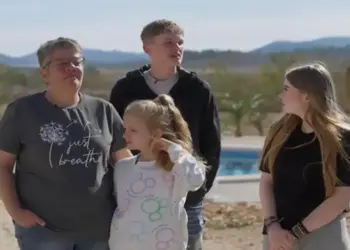 Kijkers diep geraakt door emotionele ruil in Steenrijk, Straatarm