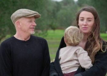 ‘Daar gaan ze weer’-Arjen verrast fans met mysterieuze comeback tussen de olijfbomen