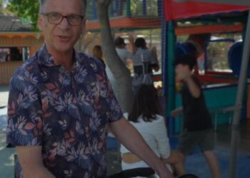 Kijkers smullen van ‘wereldvreemde’ opa Jos in Een Huis Vol Emigreert