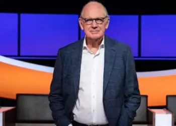 Philip Freriks ontroert publiek met persoonlijke toespraak over verlies broer tijdens bevrijding