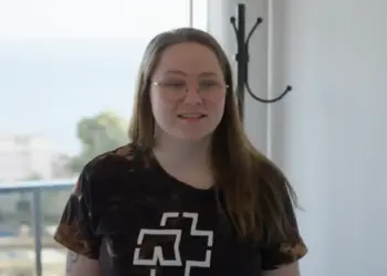 Kijkers slikken na emotionele aflevering van Steenrijk, Straatarm: Rijke familie oordeelt niet