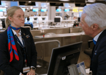 Hartverwarmend gebaar in ‘Schiphol Airport’: passagier krijgt onverwachte steun van Ronald en Isabel