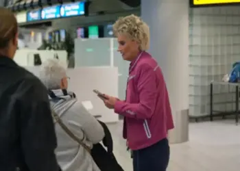 Schiphol compleet in chaos: Josée raakt in paniek door Spaanse passagier