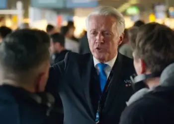 Emotie en ontspanning in ‘Schiphol Airport’: Ronald maakt het wachten draaglijk