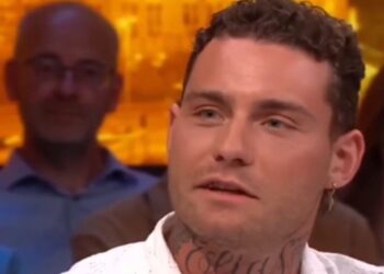 Douwe Bob slaat op de vlucht met gezin: politie escorteert hem het land uit