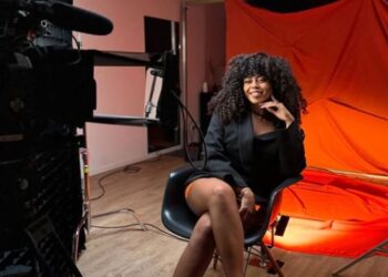 Heftige beschuldigingen brengen AVROTROS-presentatrice in zwaar weer