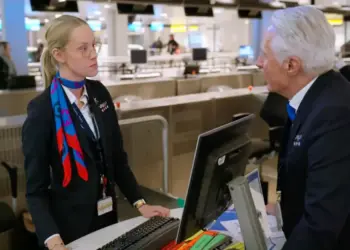 Tranen bij Isabel in ‘Schiphol Airport’, woede bij Ronald: “Dit verdient ze écht niet”