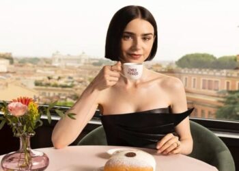 Dodelijk incident op de set van Emily in Paris: opnames stilgelegd na sterfgeval