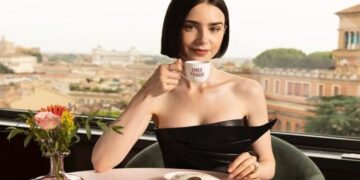 Dodelijk incident op de set van Emily in Paris: opnames stilgelegd na sterfgeval