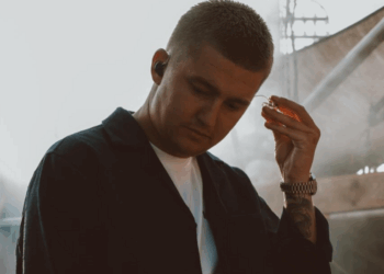 Zanger Mart Hoogkamer doet emotionele oproep