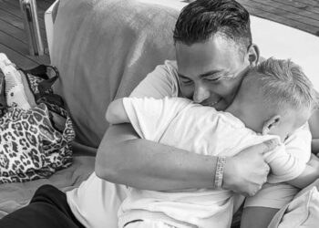 Roy uit Over Mijn Lijk voert hartverscheurend gesprek met zijn zoontje, in emotionele video