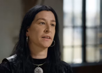 Aangrijpende onthulling in De Kist: Raven van Dorst openhartig over strijd en eindelijk gevonden acceptatie