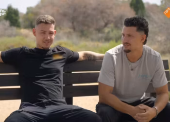 Emoties en chaos in Ik Vertrek: jeugdvrienden zonder ervaring openen bar in Spanje en onderschatten alles