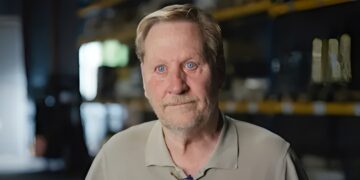 Augurkenkoning Oos Kesbeke breekt in tranen tijdens emotionele aflevering