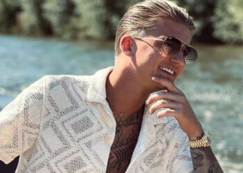 Mart Hoogkamer breekt in tranen tijdens emotionele oproep: ‘Bel mij gewoon op’