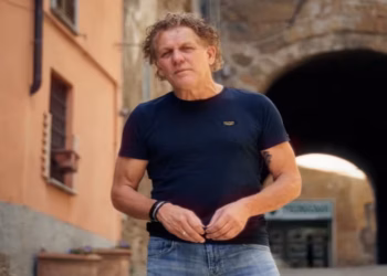 Kees van der Spek ontdekt grootste oplichtingszaak ooit in zijn programma