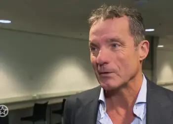 John de Bever deelt ontroerend eerbetoon aan zijn overleden moeder