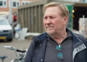 Oos Kesbeke breekt tijdens openhartig gesprek in De Augurkenkoning