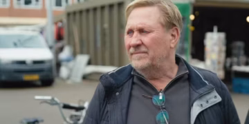 Oos Kesbeke breekt tijdens openhartig gesprek in De Augurkenkoning