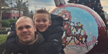 Alex uit Over Mijn Lijk krijgt het verlossende telefoontje van de artsen