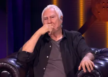 Golden Earring-drummer Cesar Zuiderwijk geëmotioneerd in The Tribute: Battle of the Bands