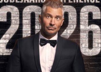 Publiekslid overschrijdt grens en wordt door Guido Weijers uit de zaal gezet