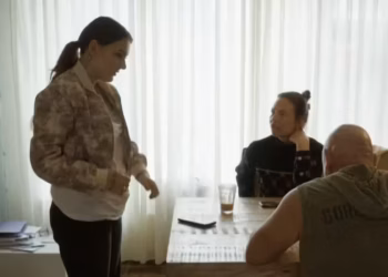 Buurvrouw slaat alarm in Vier Handen Op Eén Buik na zorgwekkende onthulling