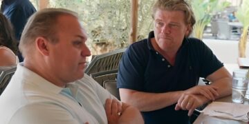 Frans Bauer zichtbaar geraakt door woorden van Bastiaan Ragas in Frans & Mariska, Stellen op de Proef