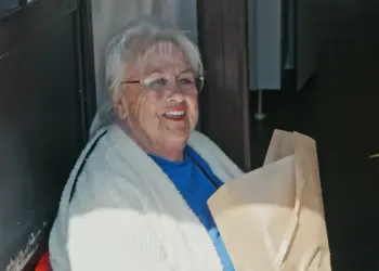 Toiletjuffrouw Joke deelt aangrijpend levensverhaal in Oh Oh Den Haag