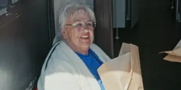 Toiletjuffrouw Joke deelt aangrijpend levensverhaal in Oh Oh Den Haag