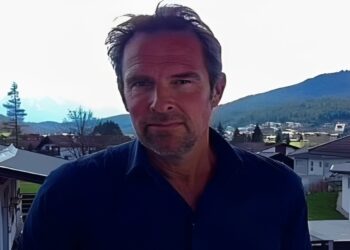 Harde tv-kritiek escaleert: man Monique Hansler krijgt volle laag en wordt publiekelijk afgemaakt