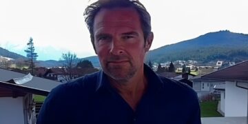 Harde tv-kritiek escaleert: man Monique Hansler krijgt volle laag en wordt publiekelijk afgemaakt