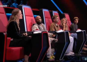 Coaches zichtbaar geëmotioneerd na onthulling van tweelingdrama in The voice of Holland