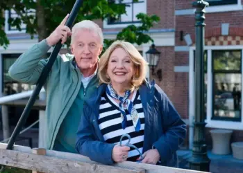 André van Duin en Janny van der Heijden brengen emotioneel eerbetoon dat kijkers niet loslaat