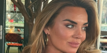 Monique Westenberg emotioneel over zoon Dré: ‘Ik heb er huilend mee ingestemd’