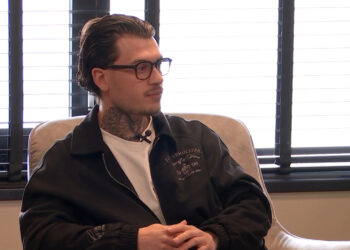 Ophef rond De Bondgenoten: zoon Cynthia woedend en belt met makers