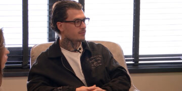 Ophef rond De Bondgenoten: zoon Cynthia woedend en belt met makers