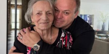 Frans Bauer deelt verdrietig nieuws over moeder Wies: ‘Het is heel confronterend om te zien’