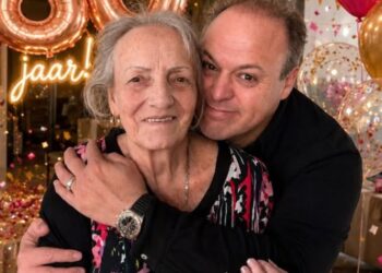 Emotionele Frans Bauer deelt verdriet om zijn moeder: ‘Het wordt steeds moeilijker’