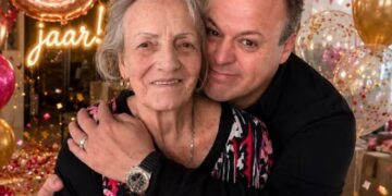 Emotionele Frans Bauer deelt verdriet om zijn moeder: ‘Het wordt steeds moeilijker’